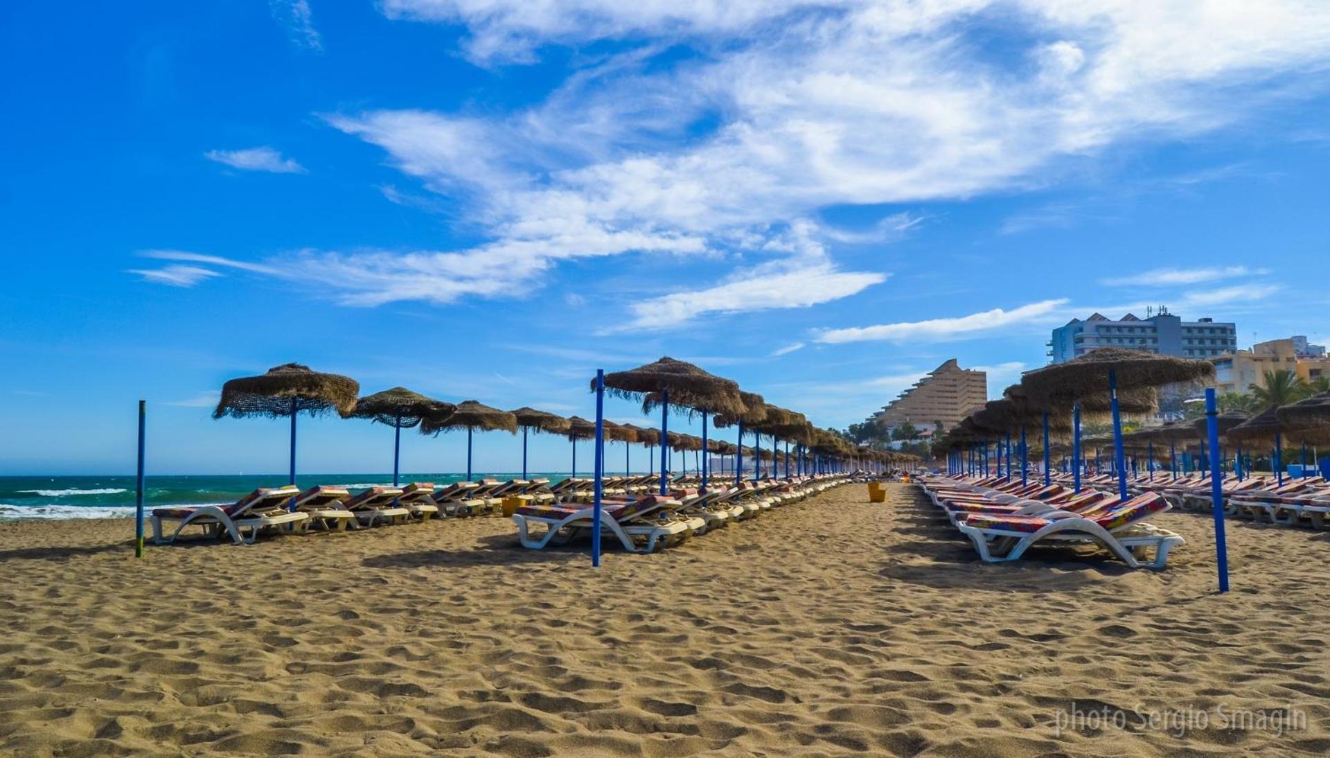 Apartamentos Los Cisnes - 2º Linea De Playa - Perfecta Ubicacion เบนัลมาเดนา ภายนอก รูปภาพ