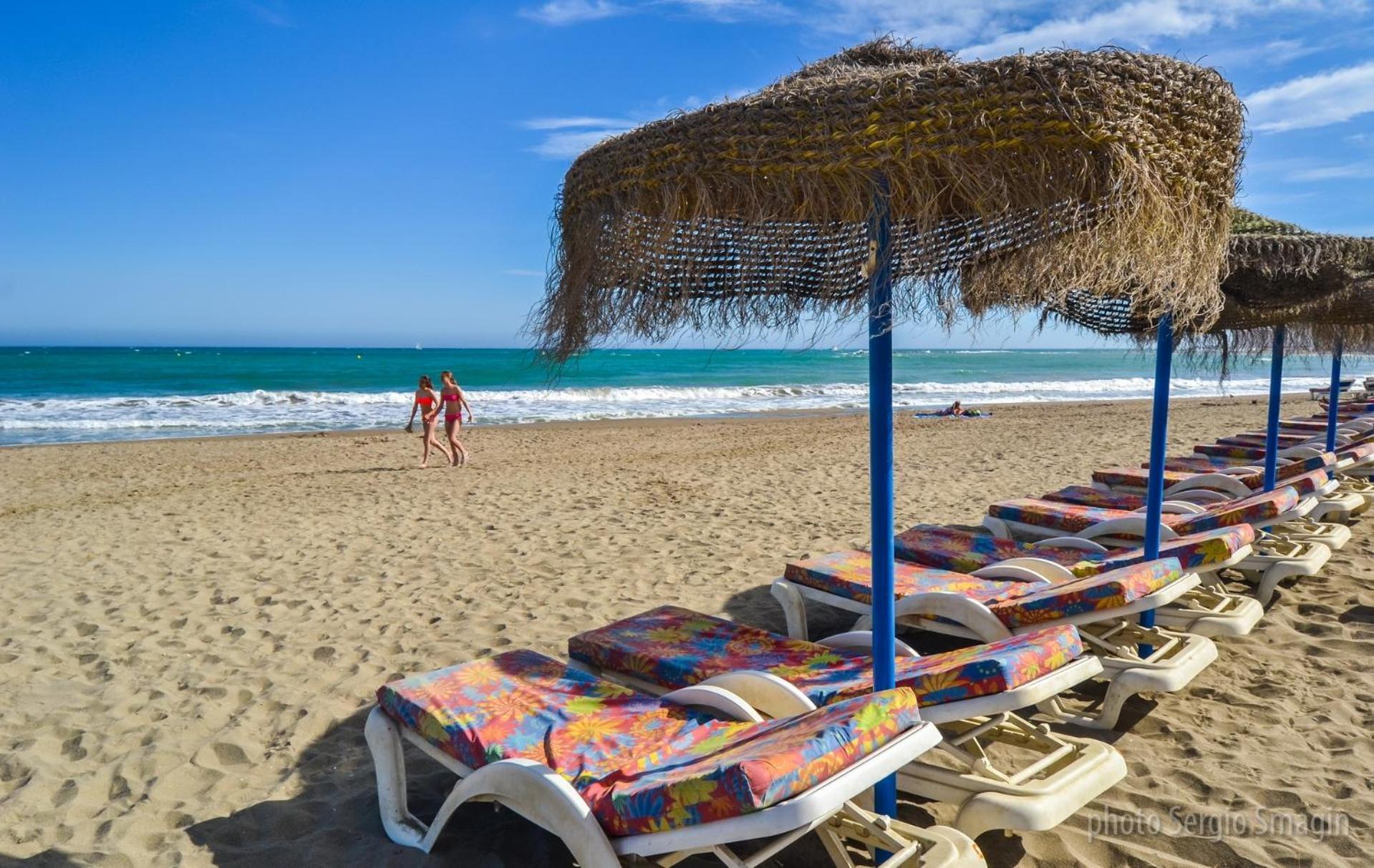 Apartamentos Los Cisnes - 2º Linea De Playa - Perfecta Ubicacion เบนัลมาเดนา ภายนอก รูปภาพ